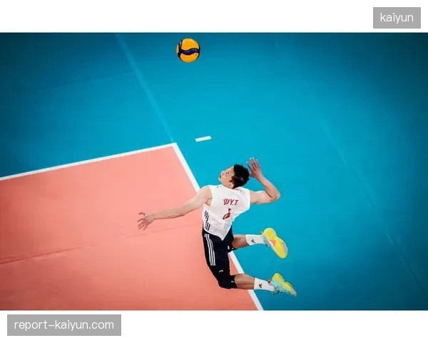 在高位逼抢时，加拿大队必须减少不必要的犯规，以降低给对手定位球攻击的风险。